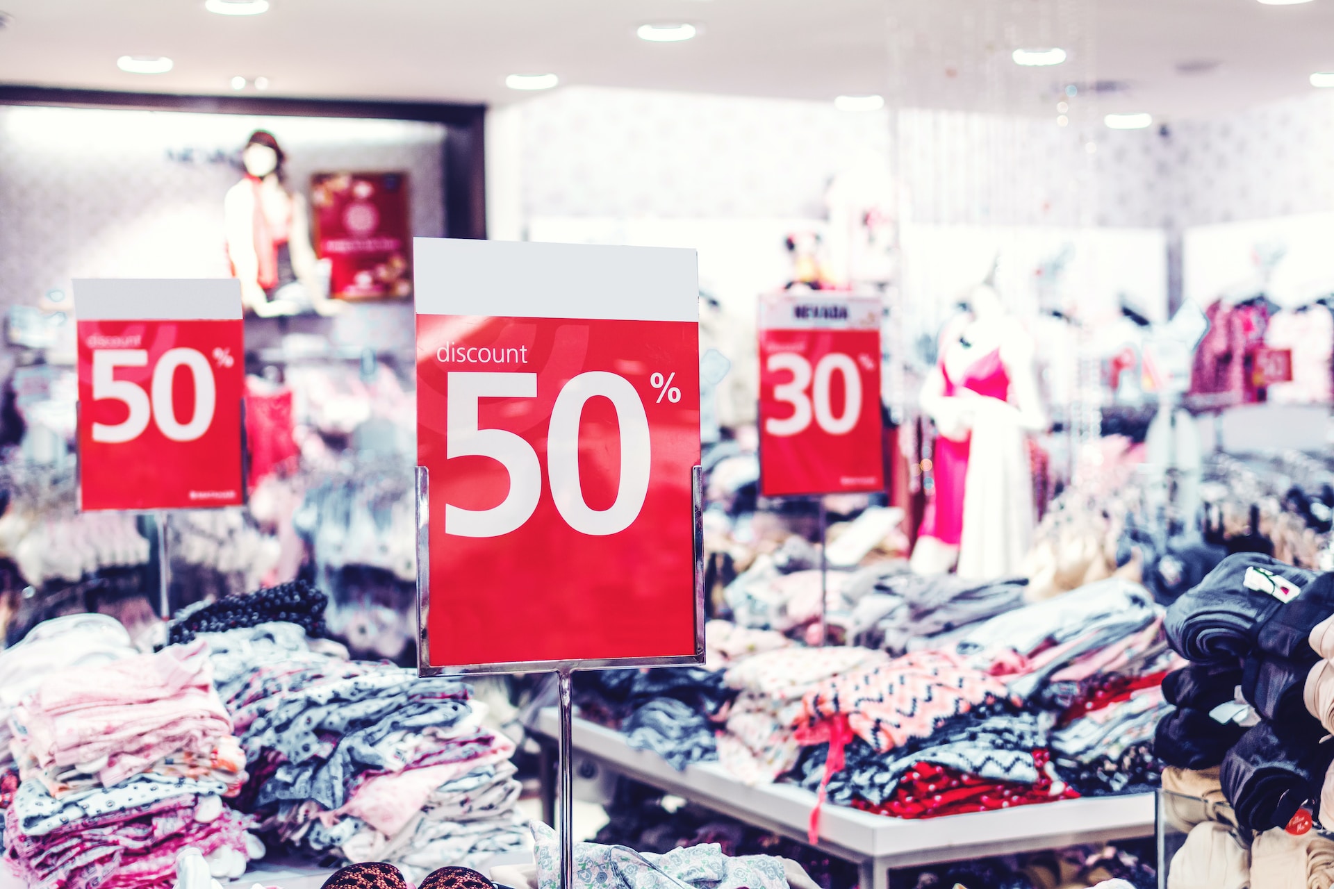 artem-beliaikin-cE8cwN2A2-c-unsplash agence de merchandising