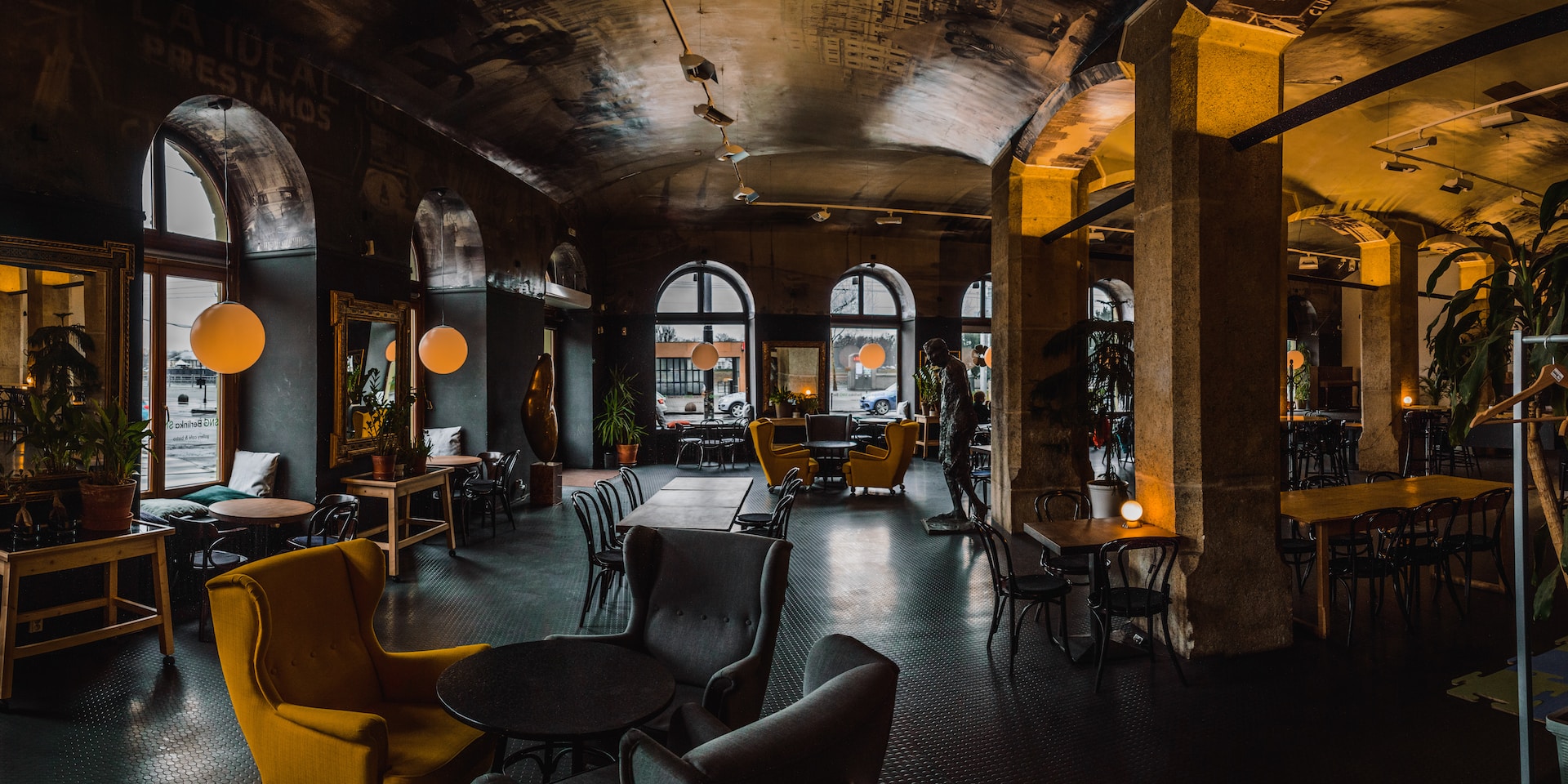 sebastian-schuppik-H7xTpvBjJS4-unsplash architecture commerciale